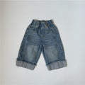 Wide leg jeans with frayed edges
